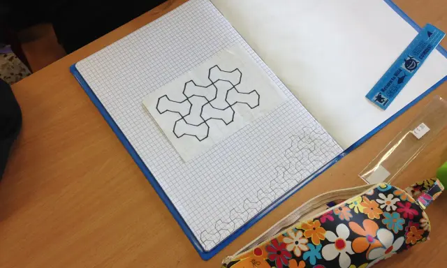 Copertina di matematica da stampare con un disegno geometrico su quaderno a quadretti.