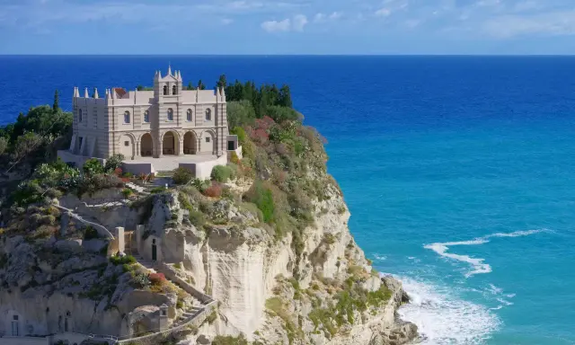 Santuario su una rupe a picco sul mare turchese, un sogno tra Napoli e Tropea.