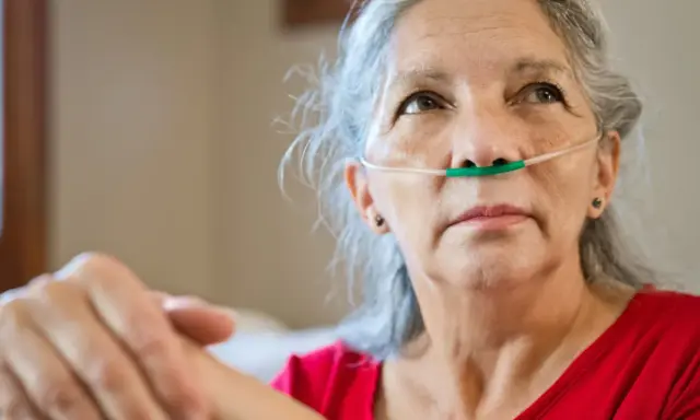 Ältere Frau mit Sauerstoffbrille, die an COPD leidet. Sie träumt davon, wieder fliegen zu können.