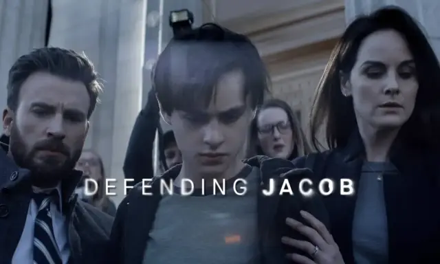 Rodzice w obronie syna, otoczonego przez tłum i kamery.