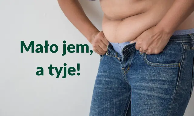 Osoba próbuje wcisnąć się w za małe jeansy, zmagając się z nadmiarem kilogramów. "Mało jem, a tyje!" - mówi.
