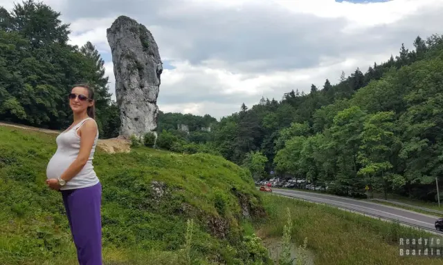Kobieta w ciąży cieszy się pięknym krajobrazem, idealnym miejscem, gdzie na wakacje w ciąży.