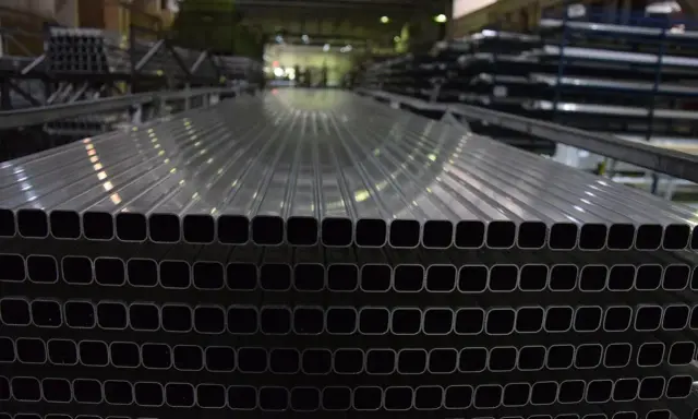 Perfiles de aluminio listos para la fabricación de ventanas.