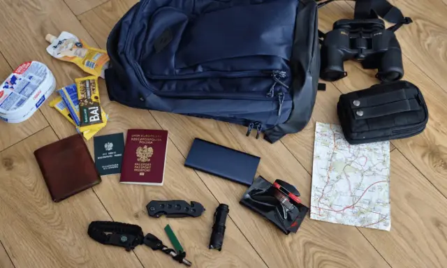 Plecak, paszport, mapa, lornetka, scyzoryk, latarka i powerbank. Wszystko, by bądź gotowy na każdą przygodę.