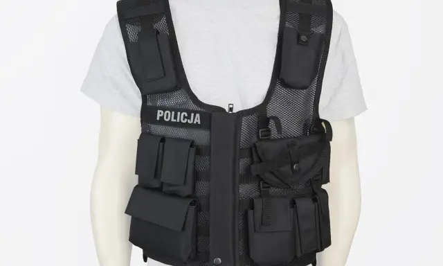 Czarna kamizelka taktyczna z napisem POLICJA, pełna kieszeni i przegródek, gotowa na każde zadanie.