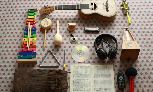 Kolorowy ksylofon, ukulele, tamburyn, marakasy, harmonijka, trójkąt, bębenek, CD, słuchawki, metronom, kalimba, nuty, mikrofon i pilot. To najprostszy instrument do nauki.