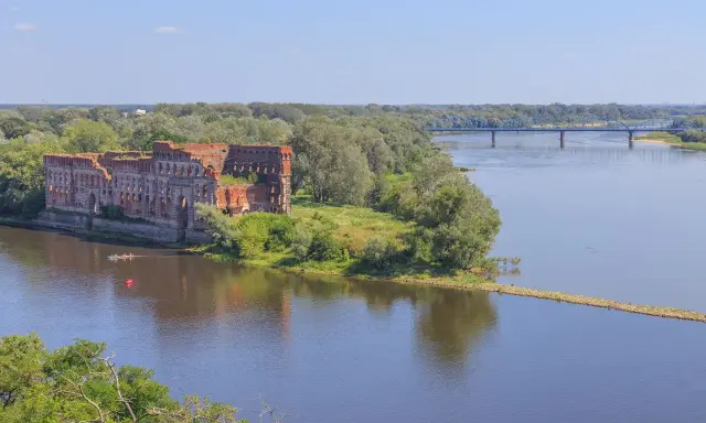 Ruiny pałacu nad Wisłą, kajaki i most – to jedne z wielu atrakcji w okolicach Warszawy.