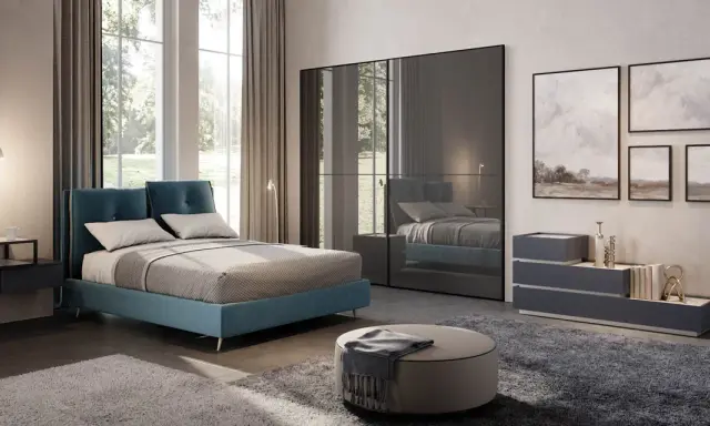 Camera da letto moderna con letto blu, armadio a specchio e quadri paesaggistici. Idee su come arredare camera da letto con stile.