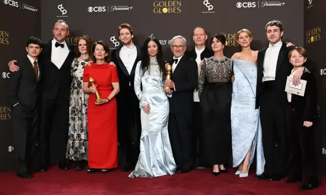 Elenco y equipo celebran sus globos de oro 2026.