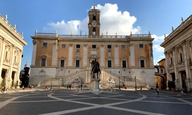 Piazza del Campidoglio con la statua equestre e il Palazzo Senatorio. Le oche del Campidoglio, simbolo di Roma, vegliano sulla piazza.