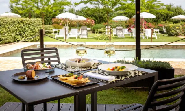 Un pranzo all'aperto con vino e stuzzichini, perfetto per capire cosa si fa a Ferragosto.