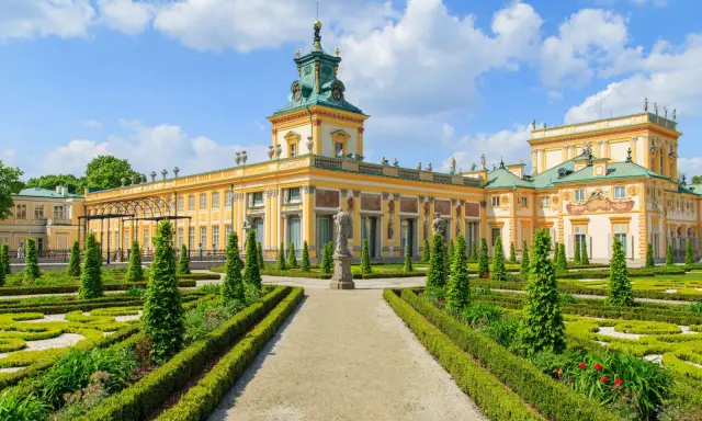 Pałac w Wilanowie, arcydzieło barok w Polsce, z ogrodem w stylu francuskim.