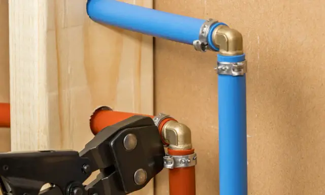 Narzędzie do łączenia rur pe ze stalowymi elementami. Instalacja wodna w trakcie montażu.