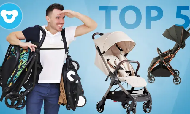 Mężczyzna prezentuje kilka modeli wózków spacerowych, w tym jeden z tropikalnym wzorem. Szukasz taniego wózka spacerowego? Oto TOP 5!