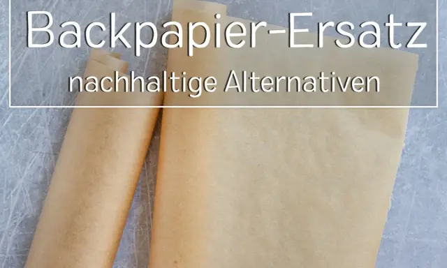 Zwei aufgerollte Bögen braunes Papier, die als Backpapier-Ersatz dienen. Nachhaltige Alternativen für die Küche.