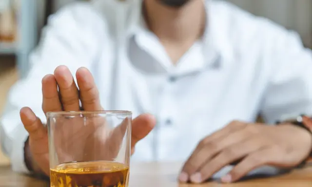 Mężczyzna odrzuca szklankę z alkoholem, rozpoczynając swoją krucjata wyzwolenia człowieka.
