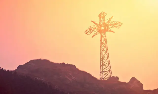 Krzyż na Giewoncie oświetlony? Prawda o nocnym symbolu Tatr