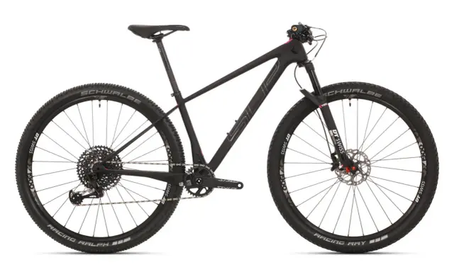 Czarny rower górski SLP z hamulcami tarczowymi i oponami Schwalbe Racing Ralph. Model superior xp 969 gotowy na wyzwania.