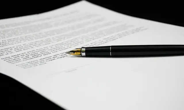 Penna stilografica su foglio con testo, pronto per redigere un modello lettera di richiamo per comportamento maleducato.