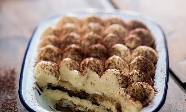 Un délicieux tiramisu speculoos, crémeux et saupoudré de cacao, prêt à être dégusté.