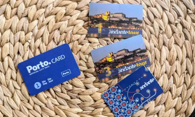 Porto.CARD und Andante Tour-Karten liegen auf einem geflochtenen Untergrund. Perfekt für eine Entdeckungsreise in Porto.