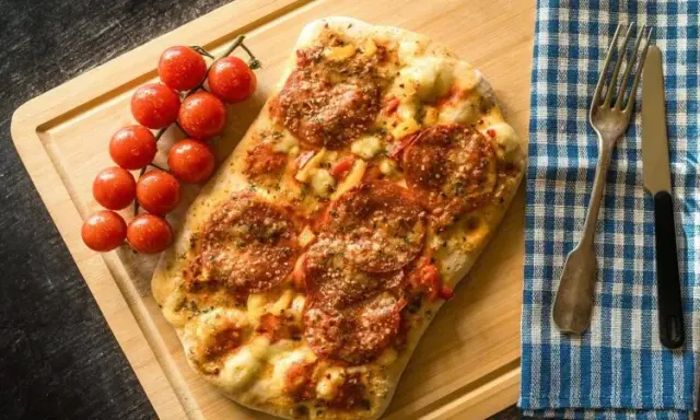 Pizza gourmet: Co to? Odkryj definicję i sekrety wyjątkowego smaku.