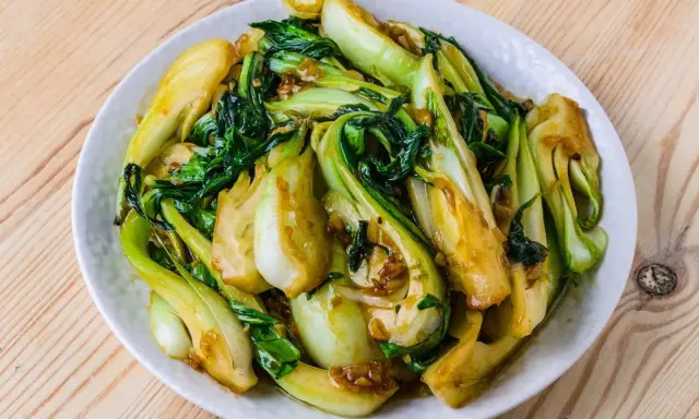 Un plat de pak choï sauté, prêt en un clin d'œil. Une recette facile et savoureuse pour un repas sain.