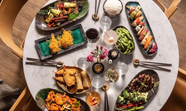 En härlig måltid på en asiatisk restaurang i Stockholm. Sushi, friterade räkor, biff och grönsaker.