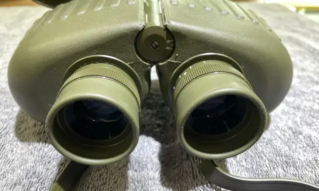 Jumelles militaires vertes, idéales pour observer la nature. Apprenez comment choisir des jumelles adaptées à vos besoins.