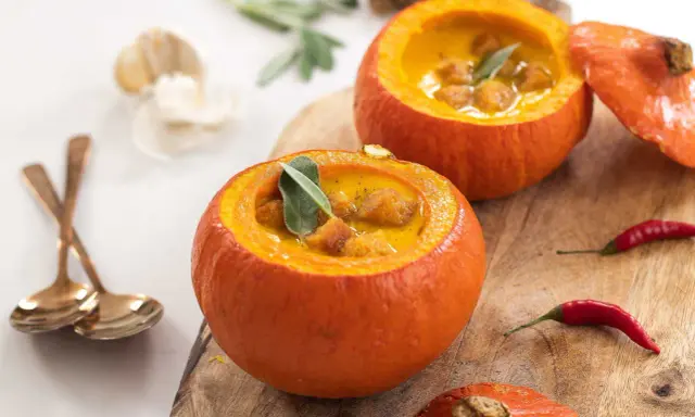 Calabaza naranja, ideal para recetas de sopa cremosa con picatostes y salvia.