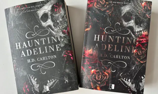 Okładki książek "Haunting Adeline" i "Hunting Adeline" z motywami czaszki, róż i pajęczyn.