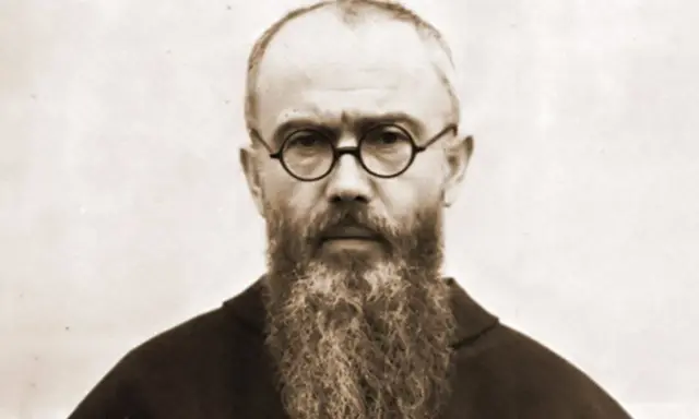 Portret brodatego mężczyzny w okularach, przypominającego świętego Maksymiliana.