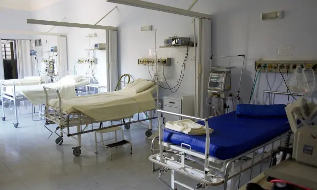Sale oddziałowe z łóżkami, aparaturą medyczną i parawanami. Miejsce na leczenie odwykowe zamknięte.