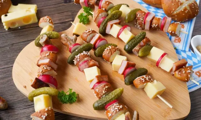 Herzhaftes Oktoberfest Essen: Spieße mit Brezeln, Käse, Radieschen, Gurken und Wurst.