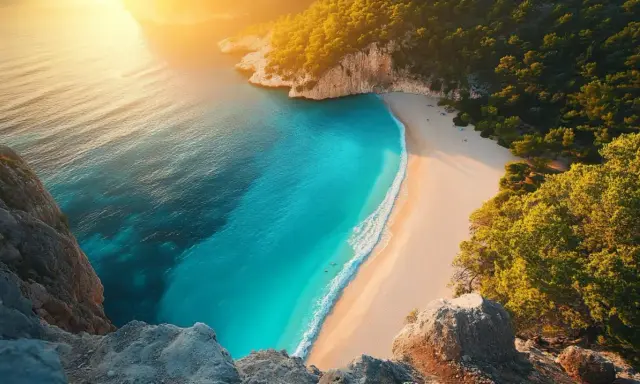 Rajska plaża z turkusową wodą i zielonymi klifami. Idealne miejsce na wakacje, odkryj turcja antalya atrakcje!