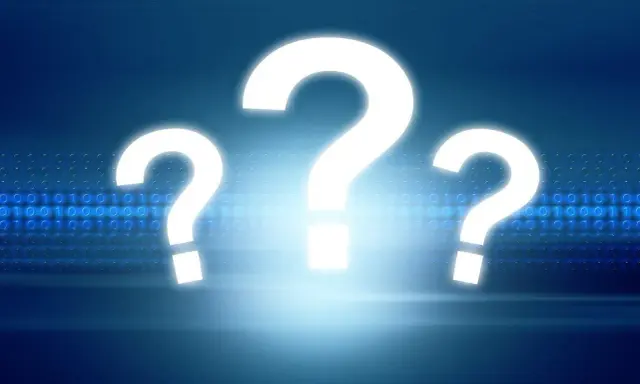 Trzy białe znaki zapytania na tle kodu binarnego. Co dalej?