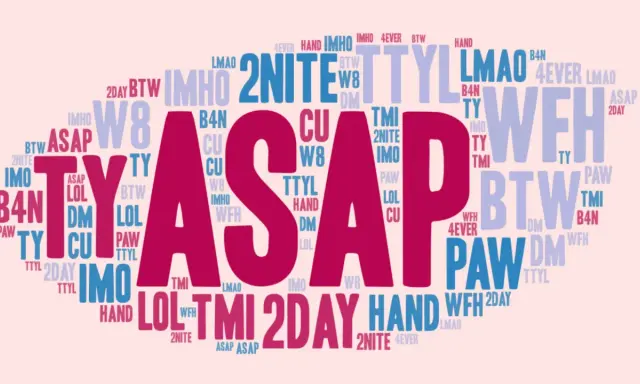ASAP! Obraz to chmura słów z popularnymi skrótami w angielskim, takimi jak LOL, TTYL, BTW, IMHo, WFH, 2DAY, B4N, CU, DM, LMAO, PAW, TMI, 4EVER, IMO, TY, W8, HAND, 2NITE.