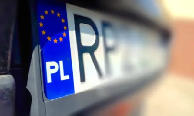 Zbliżenie na polską tablicę rejestracyjną z symbolem UE. Czy przy przerejestrowaniu samochodu trzeba oddać tablice?