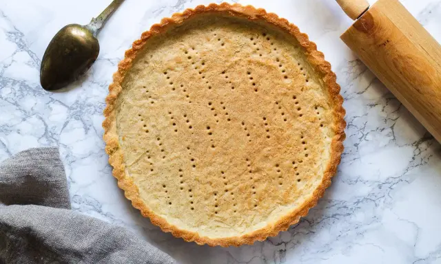 En perfekt förgräddad pajskal, redo för fyllning. Detta pajdeg recept är grunden för din nästa läckra paj.