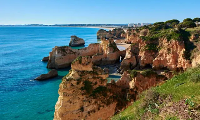 Skały Algarve, Portugalia, gdzie na wakacje? Turkusowe morze, złote plaże i klify zapraszają na niezapomniany wypoczynek.
