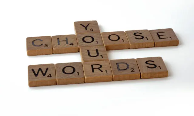 Les tuiles Scrabble forment "YOU CHOOSE WORDS". Le choix des mots est essentiel.