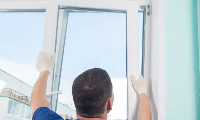 Instalador ajusta ventana nueva. Busca opiniones sobre cambiar ventanas sin obra para una reforma rápida y limpia.
