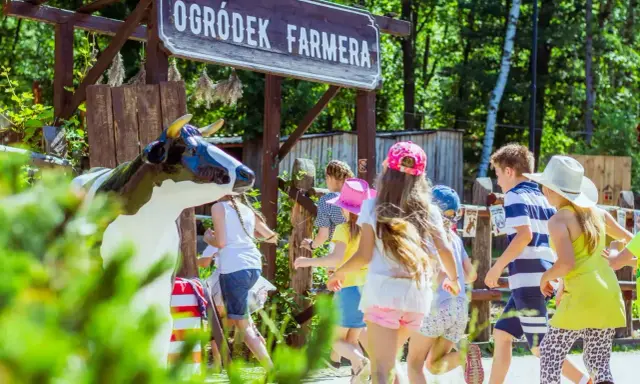 Dzieci biegną do "Ogródka Farmera", gdzie czekają na nie atrakcje.