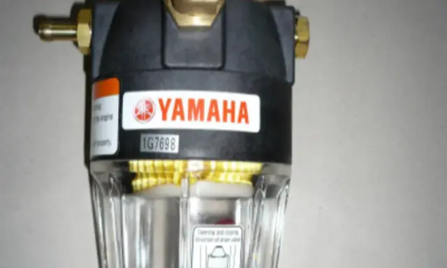 Filtre décanteur Yamaha pour bateau, prêt à nettoyer pour une performance optimale.