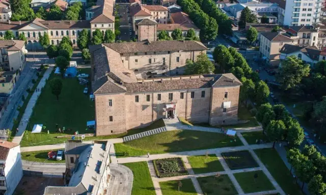 Vista aerea del Castello di Voghera, un luogo storico da scoprire.