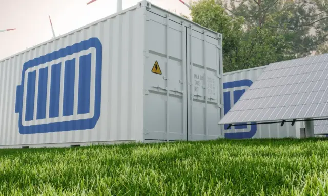 Container mit Batteriesymbol, Solarpanels und Windrädern. Löst das erneuerbare energien speicherproblem.