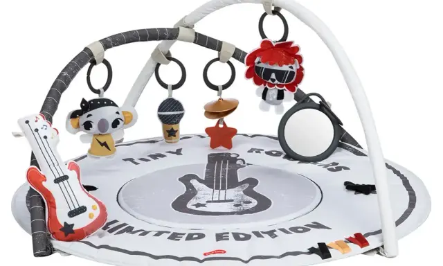 Mata sensoryczna dla niemowląt z zabawkami w stylu rockowym: gitara, koala, lew, mikrofon.