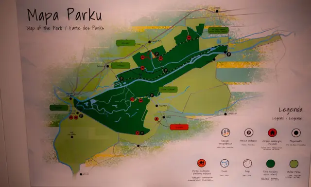 Mapa Parku Narodowego Ujście Warty z zaznaczonymi ścieżkami przyrodniczymi, parkingami i miejscowościami.