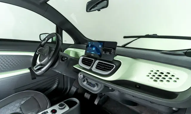 Interni Xev Yoyo: volante, cruscotto con schermo digitale e bocchette d'aria, sedile.