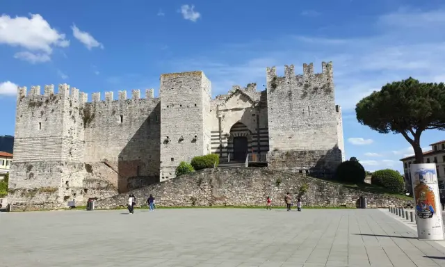 Il Castello dell'Imperatore a Prato, un must per chi cerca cosa vedere a Prato in un giorno, con la sua imponente architettura medievale.
